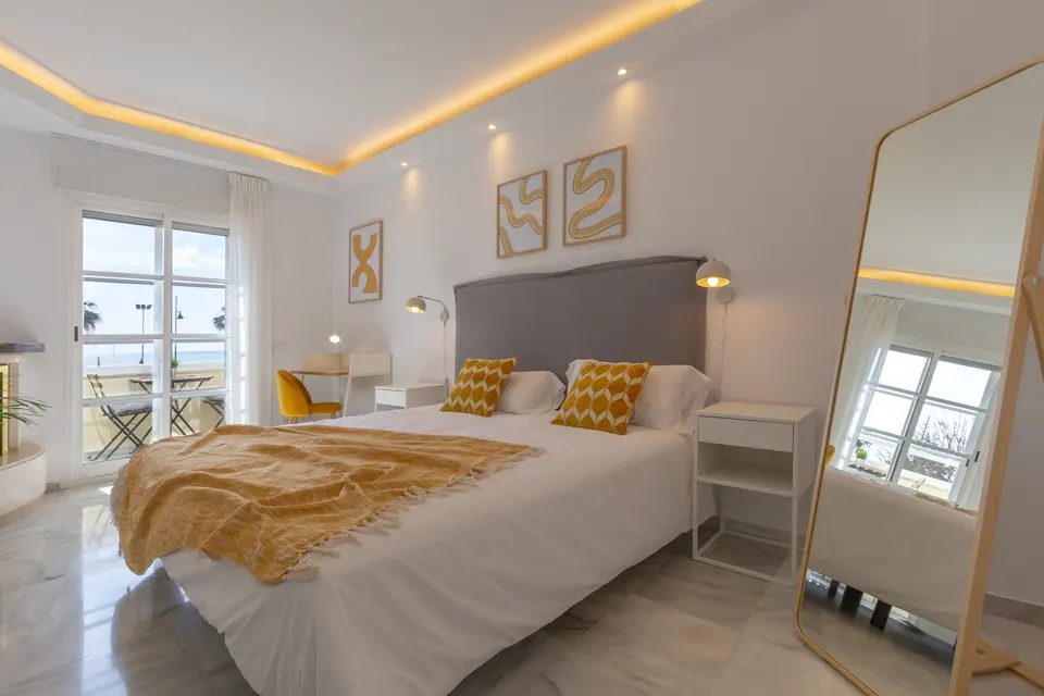 Tercer dormitorio con cama doble y textiles cálidos