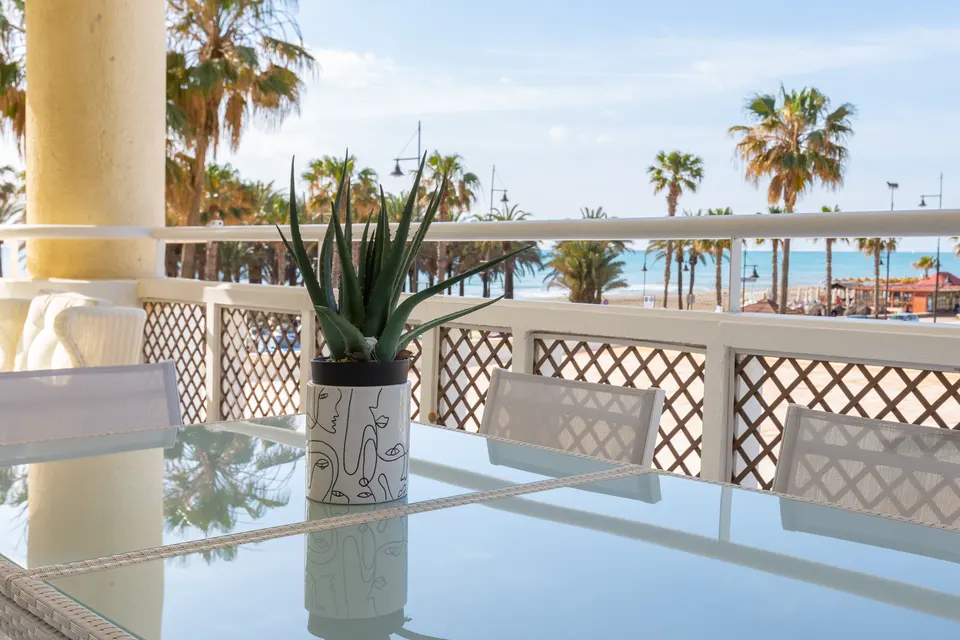 Terrasse de Torremolinos Beach House face aux palmiers et à la Méditerranée