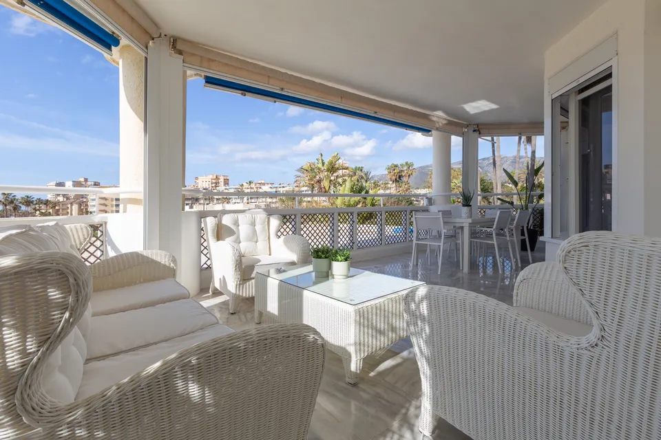 Terrasse de Torremolinos Beach House face aux palmiers et à la Méditerranée