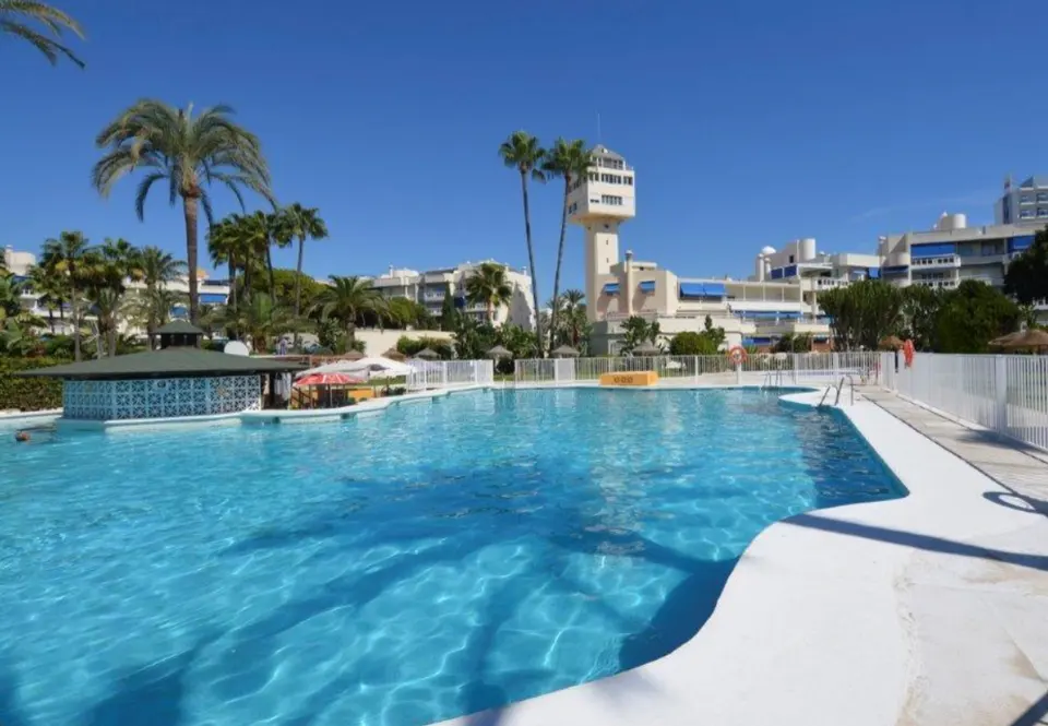Piscine extérieure de Costa Lago entourée de palmiers