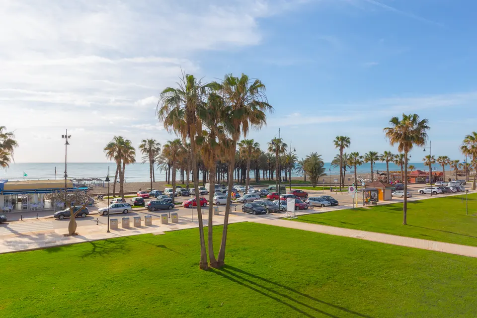 Terrasse de Torremolinos Beach House face aux palmiers et à la Méditerranée